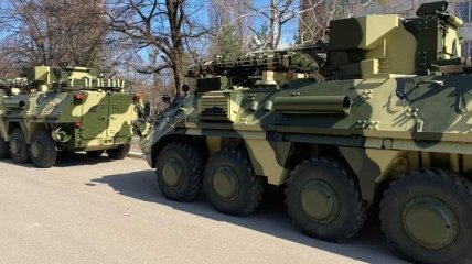 Українські військові отримали чотири БТР-4Е