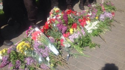 В Одессе люди ждут "разминирования", чтобы положить цветы