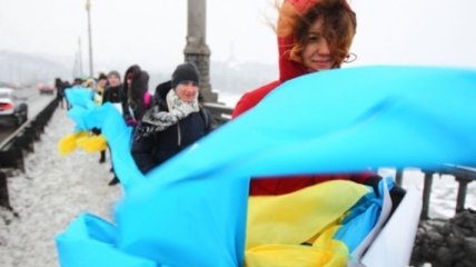 В Киеве развернули 30-метровый флаг Украины на мосту Патона