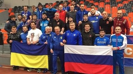 "Спорт вне политики" Украинские и российские борцы сделали общее фото на фоне флагов стран