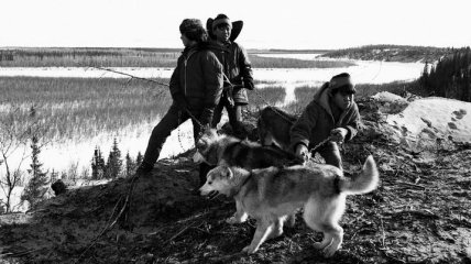 Черно-белые снимки: жизнь в эскимосских деревнях Аляски (Фото)