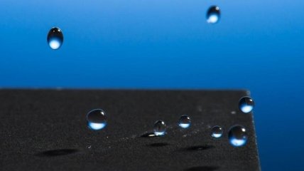 Гидрофобный металл превращает капли воды в резиновые мячики (Видео)