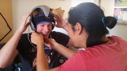 Инженер из США создал шлем для управлением людьми на расстоянии