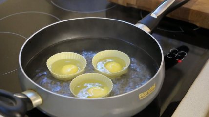 Яйца-пашот в силиконовых формочках