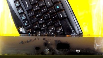 Что произойдет, если поместить компьютерную клавиатуру в ацетон (Видео)