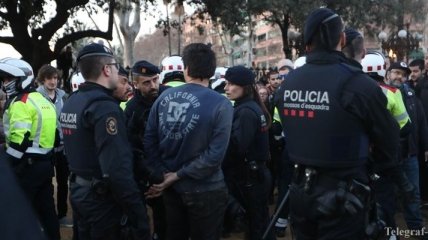 В результате столкновений с полицией в Барселоне пострадали 13 человек
