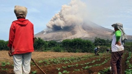 В Індонезії вулкан Сінабунг викидає стовпи попелу висотою 5 кілометрів