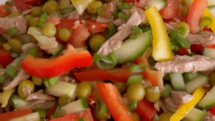 Питательный и полезный белковый салат: простой рецепт (видео)
