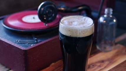 Психологи доказали влияние музыки на вкус пива