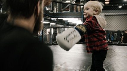 Макгрегор тренирует своего двухлетнего сына в октагоне (Видео)
