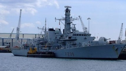 Британия отправила второй военный корабль для защиты от мигрантов
