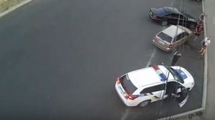В Днепре хулиганы битами разбили полицейским авто (Видео)