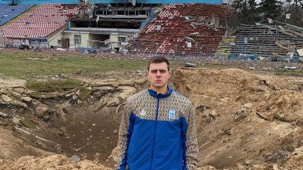 Владислав Гераскевич на разрушенном россиянами стадионе в Чернигове