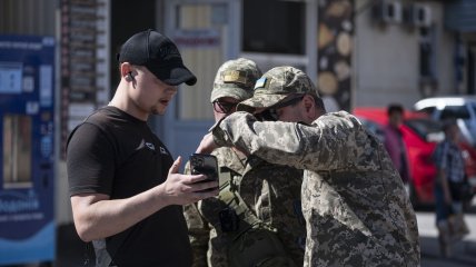 Сотрудники ТЦК проверяют документы