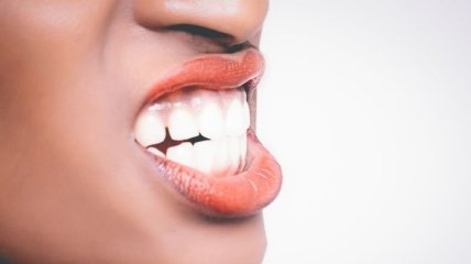 Дело не только в гигиене: стоматолог на примере объяснил, какие эмоции могут разрушать зубы