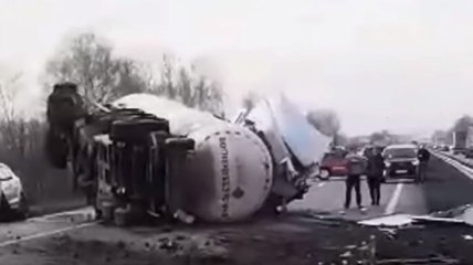 Из-за перевернувшейся фуры трассу Киев-Харьков перекрыли на несколько часов: видео аварии