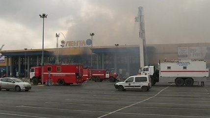 В Санкт-Петербурге горит гипермаркет, есть разрушения и пострадавшие