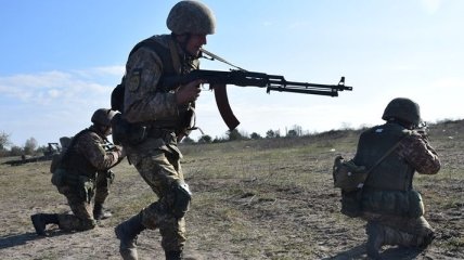 На Донбассе украинские военные ликвидировала грузовик оккупантов с боеприпасами (Видео)