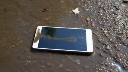 Телефон упав у воду