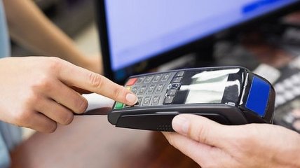 Украинцам могут разрешить снимать деньги с карт в кассах магазинов
