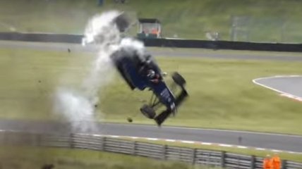 Ужасная авария в первой гонке британской Ф3 в Оултон-Парке (Видео)