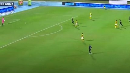 Колумбийский вратарь опозорился, выбивая мяч (видео)