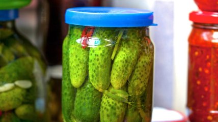 Огірки під капроновою кришкою (відео)