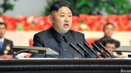 В КНДР начали носить значки с изображением Ким Чен Ына 