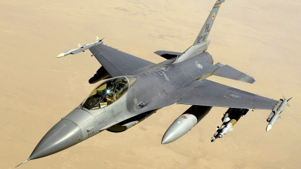В августе в США пообещали одобрить передачу F-16 Украине
