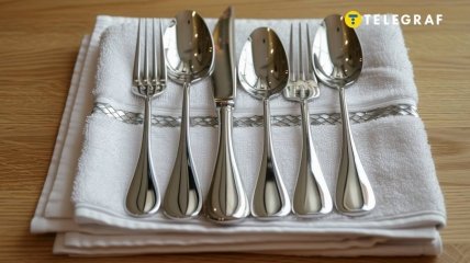 Есть некоторые лайфхаки, которые помогут вашим столовым приборам сиять (изображение создано с помощью ИИ)