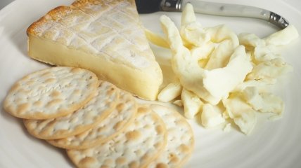 Сир, (м'який) сир та крекери