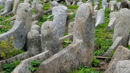 Подростки разгромили еврейское кладбище 
