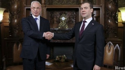 Николай Азаров и Дмитрий Медведев пообщались по телефону 