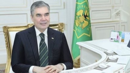 Жителей Туркменистана заставили покупать фото президента в добавок к пищевому пайку 