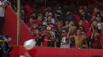 Фанаты сорвали матч, бросив на поле сливной бачок унитаза (Видео)