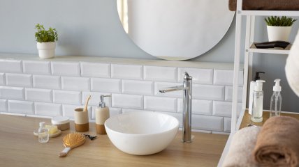 Добавить уюта и новых красок в ванную комнату можно без больших затрат