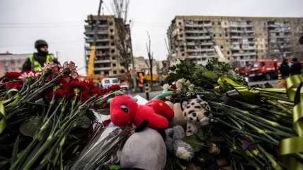 Вблизи места атаки уже появился настоящий мемориал памяти погибших днепрян