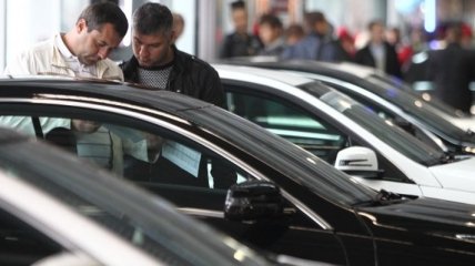 Продажи новых коммерческих автомобилей в Украине упали почти на 50%