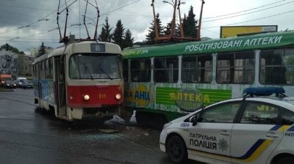 В Харькове не разминулись два трамвая: есть пострадавшая