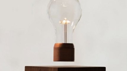 Разработчик придумал интересное устройство - левитирующую лампочку 