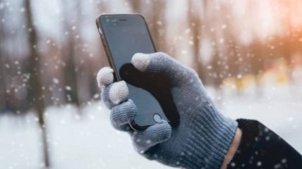 Чому смартфони швидко розряджаються на морозі — відповідь