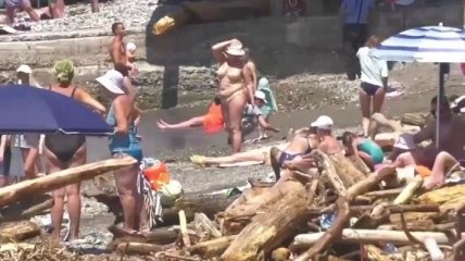 "Зря деньги тратили?!" Забитые пляжи Сочи после стихийного бедствия развеселили сеть (видео)