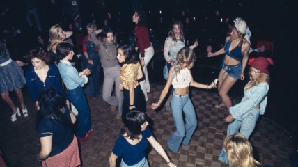 Люди танцуют в клубе