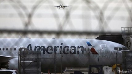Трогал за лица, обливал жидкостью: беспокойный пассажир выпрыгнул из самолета в США 