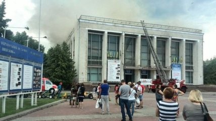 В Черкассах горит здание Драмтеатра (Фото, Видео)