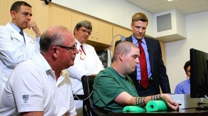Ученые впервые "оживили" парализованную руку 