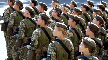 Женщинам дали год, чтобы стать на воинский учет
