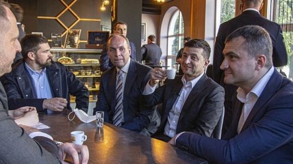 Кофе в Хмельницком: суд просит разъяснить, можно ли штрафовать Зеленского