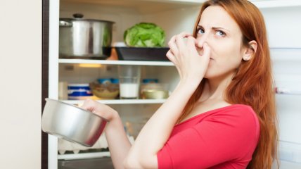 Як прибрати неприємний запах із холодильника