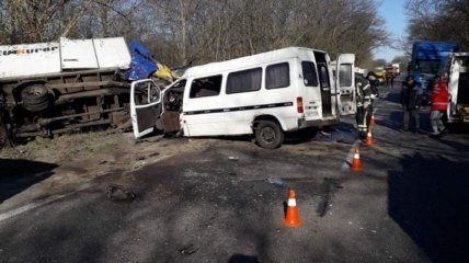 ДТП в Кировоградской области: грузовик столкнулся с микроавтобусом (Фото)